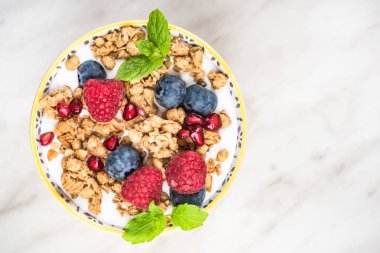 Mermer masada sağlıklı kase servis