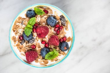 Mermer masada sağlıklı kase servis