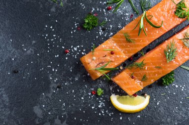 Koyu mermer masada somon balığı Filizin