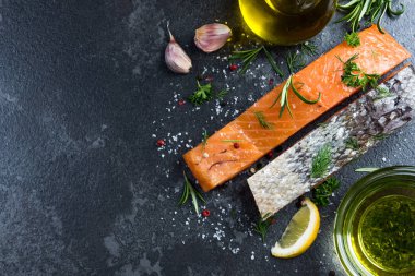 Otlar ve baharatlar ile somon radyuslar hazırlanması