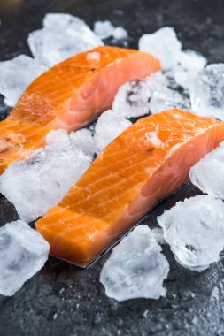 Buz üzerinde taze somon fileto