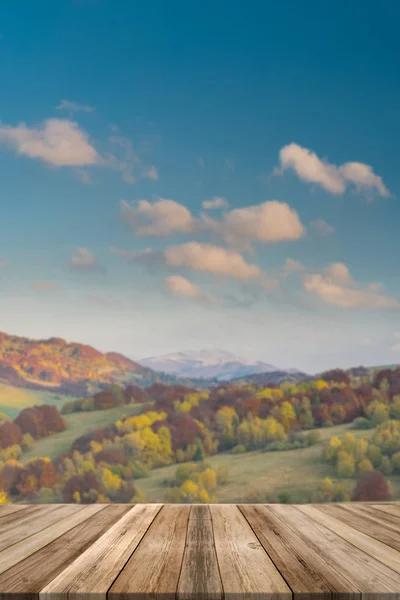 Otoño montañas paisaje, borrosa. Mesa de madera producto superior di — Foto de Stock