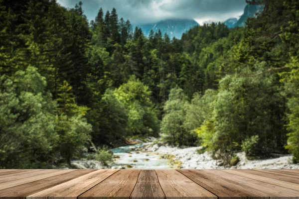 Río alpino en Eslovenia, mesa de madera para la exhibición del producto o m — Foto de Stock