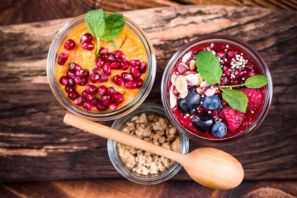 Chia kavanoza renkli ve sağlıklı doğal tatlılar