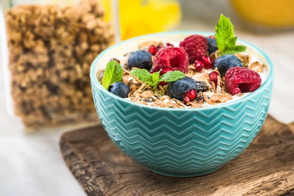 Tahıl ve meyvelerle sağlıklı kahvaltı kase