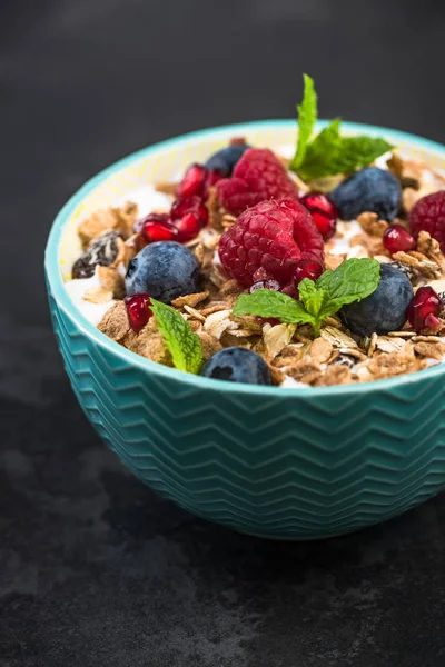 Kase süt ile Berry meyveler ile gevrek granola