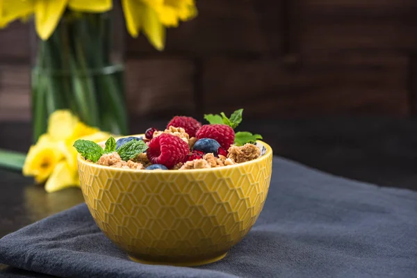 Kahvaltı veya Brunch, süt ve meyve meyveleri ile granola