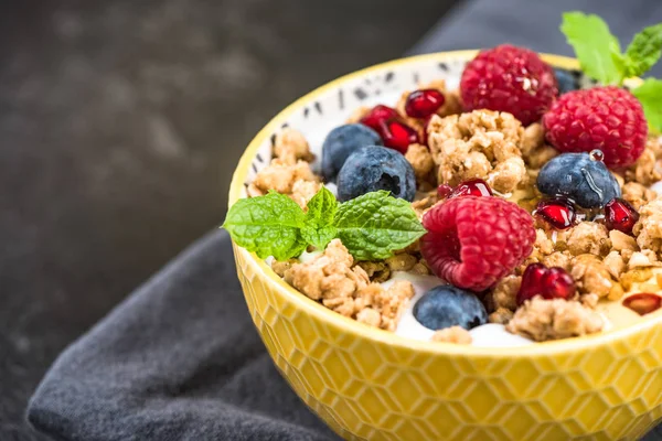 Kahvaltı veya Brunch, süt ve meyve meyveleri ile granola