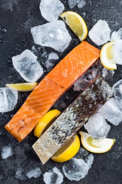 Buzda taze somon parçaları