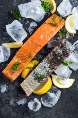 Buz küpleri üzerinde soğuk füme somon Filizin