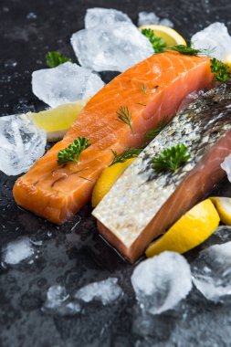 Buz küpleri üzerinde soğuk füme somon Filizin