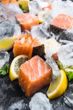 Buz küpleri üzerinde soğuk füme somon parçaları