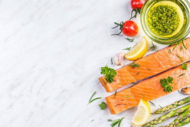 Beyaz mermer masada taze somon Filizin