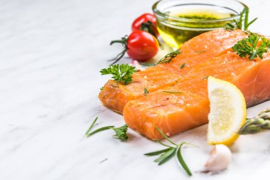 Beyaz mermer masada taze somon Filizin