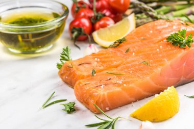 Beyaz mermer masada soğuk füme somon balık Filizin