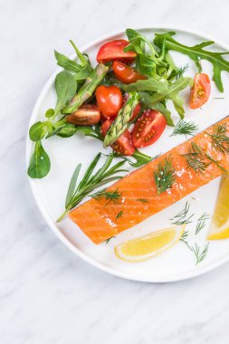 Soğuk füme somon balığı, tabak üzerinde restoran çanak servis