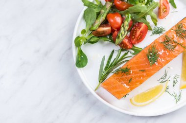 Sağlıklı çanak, salata ile füme somon balık Filizin