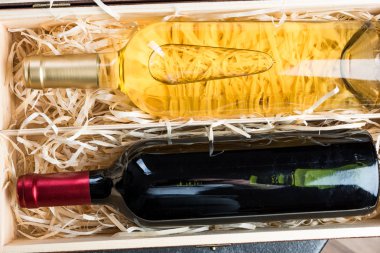 Vintage ahşap kutuda kırmızı ve beyaz şarap şişeleri