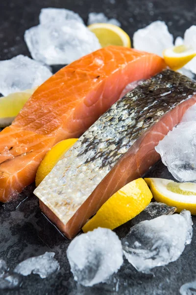 Buzda taze somon parçaları