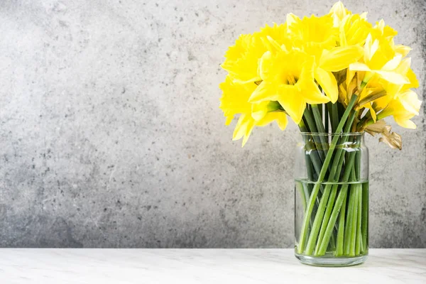 Jardín de primavera narcisos frescos en jarrón en el suelo de hormigón — Foto de Stock