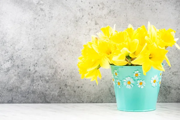 Spring garden fresh Daffodils in vase on concrete bacground — Stock Photo, Image