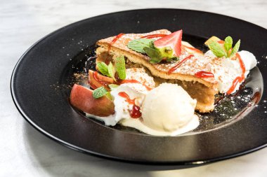 Tatlı tatlı, elmalı turta tabakta servis edilir