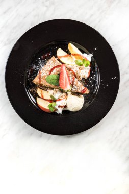 Dondurma ile tabakta Elmalı turta