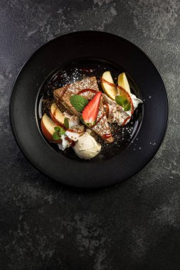 Dondurma ile Elmalı turta dilimi