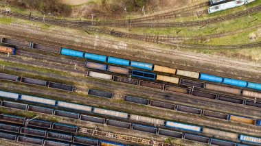 Tren istasyonunda renkli yük trenlerinin havadan görünümü. 