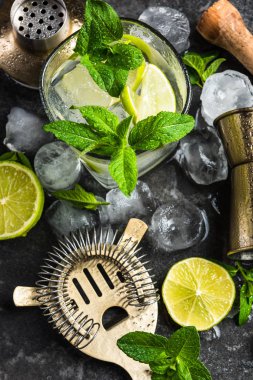 Ferahlatıcı otantik Küba Mojito içeceği