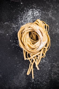 Tek çiğ makarna yuvasında havai görünümü kapatın