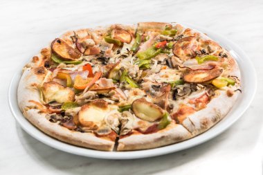 Beyaz tabakta ev yapımı pizza