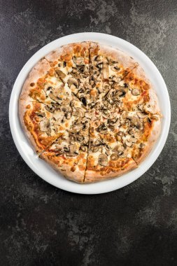 Dilimlerde kesilmiş taş pişmiş pizza