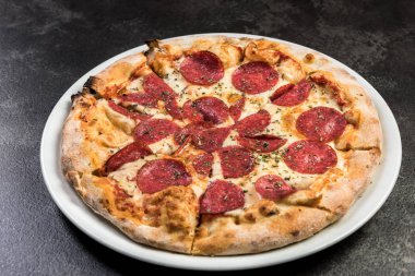 Dilimlerde kesilmiş taş pişmiş pizza