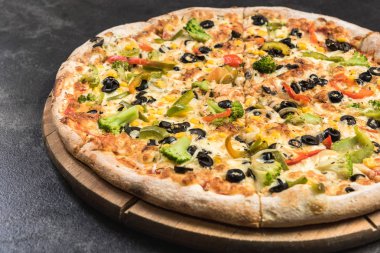 Vejetaryen pizza, restoranda taze pişmiş