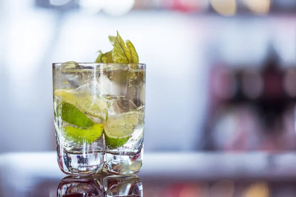 Eksotisk cocktail på bardisk – stockfoto