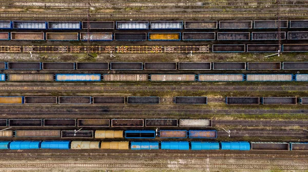 Vista aérea de trens de carga coloridos na estação ferroviária . — Fotografia de Stock