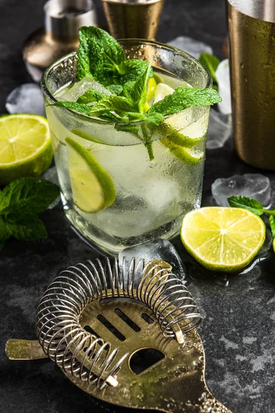 Refrescante bebida auténtica cubana mojito —  Fotos de Stock