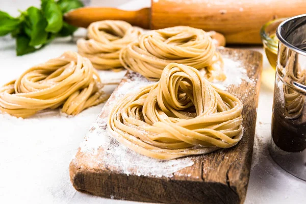 Gesunde italienische Pasta zu Hause zubereiten — Stockfoto