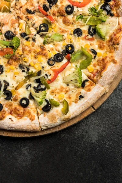 Vegetarische pizza, vers gebakken in restaurant — Stockfoto