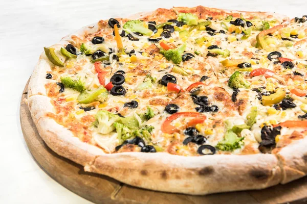 Pizza vegetariana, recién horneada en restaurante — Foto de Stock