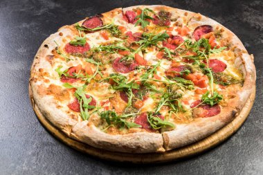 Taze arugula ile Pepperoni pizza