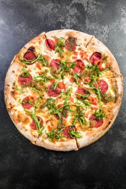 Taze arugula ile Pepperoni pizza