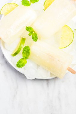 Nane ile taze ev yapımı kireç popsicles