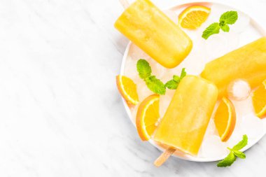 Ev yapımı sağlıklı ferahlatıcı turuncu popsicles