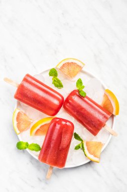 Beyaz tabakta greyfurt ferahlatıcı popsicles
