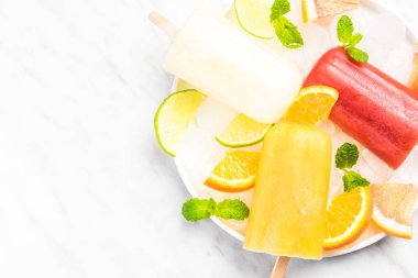 Portakal, greyfurt ve limon suyu ferahlatıcı buzlu şekerler