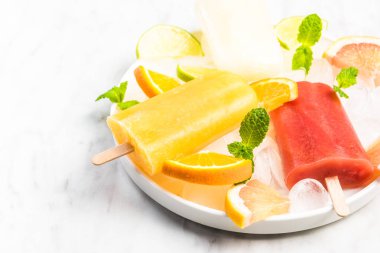 Sağlıklı doğal meyve suyu buzlu şekerlerinin yeniden tazelemi