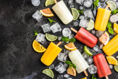 Taze meyve suyu lolly buz küpleri üzerinde açılır