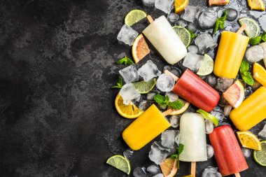 Meyve ve nane sınır arka plan ile popsicles
